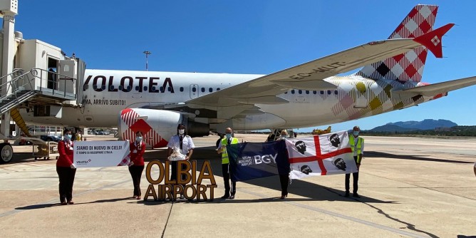 Aeroporto Olbia: <i>augurale</i> scambio di bandiere