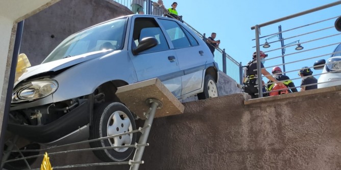 Abbatte una ringhiera: auto in <i>bilico</i> a Castelsardo