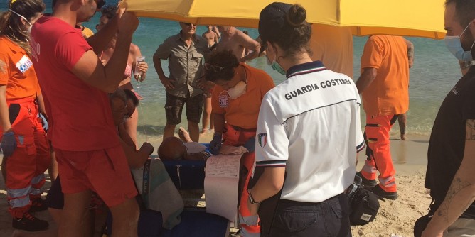 Malore a Cala Sassari: anziano salvato da parenti e bagnini