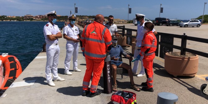 Sviene e batte la testa: salvato dalla Guardia costiera