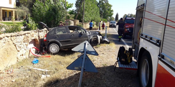 Auto contro il muro: conducente in ospedale