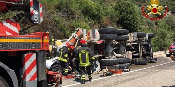 Auto contro camion: donna salvata tra le lamiere