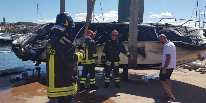 Natante in fiamme a Porto Rotondo