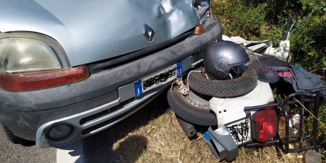 Auto contro <i>Vespone</i>: due feriti in ospedale