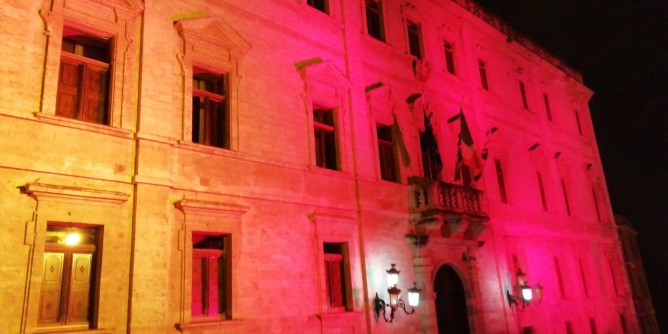 Palazzo Ducale si tinge di rosso