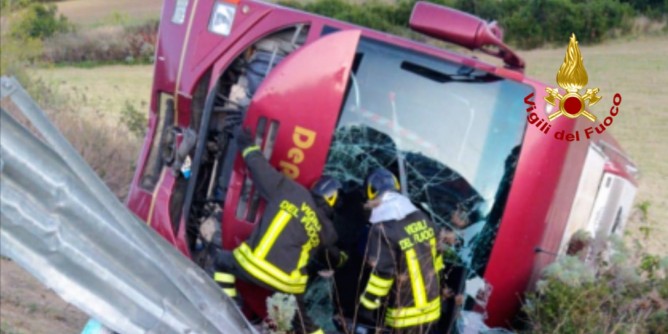 Bus nella scarpata, 7 feriti uno  grave