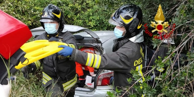 Auto fuori strada: conducente ferito