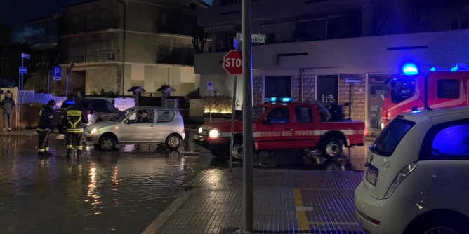 Via Galilei, salta il tombino: disagi