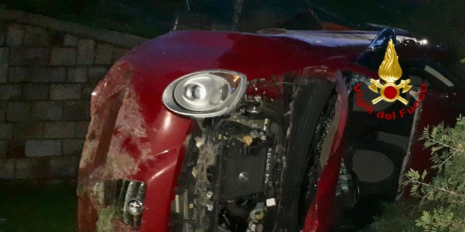 Auto nel burrone: tre giovani in Codice rosso