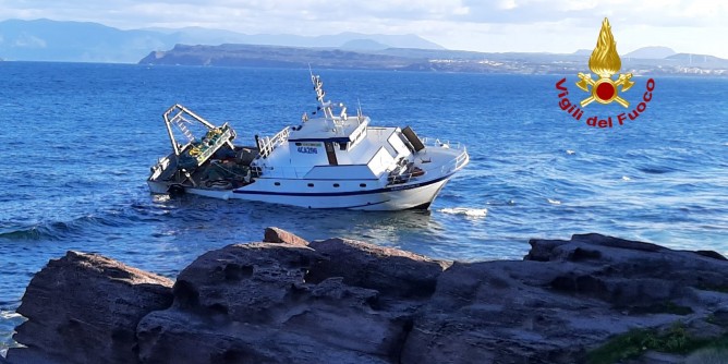 Peschereccio incagliato: salvati quattro marinai