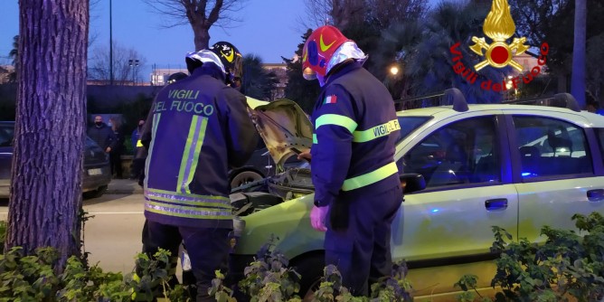 Auto contro albero: algherese ferito