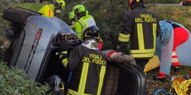 Auto nel canalone, elisoccorso a Uta