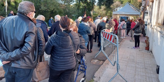 Vaccini: <i>over</i> 85enni tutti in fila ad Alghero