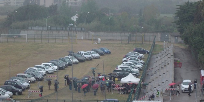 Vaccini al Mariotti sotto la pioggia: proteste