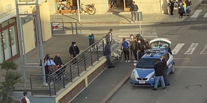 Maxi-rissa in Piazza ad Alghero tra sbandati