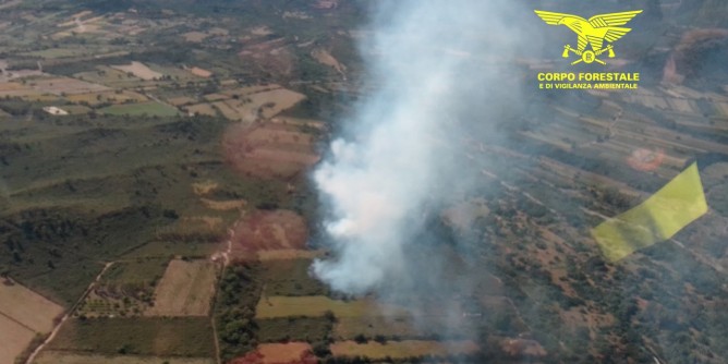 Incendi nelle campagne di Cagliari e Triei