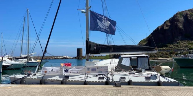 Fa tappa a Castelsardo il catamarano Sea plastics