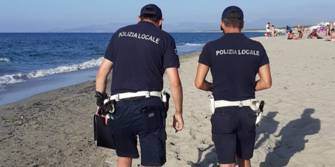 Platamona: cicche nella sabbia, multate 10 persone