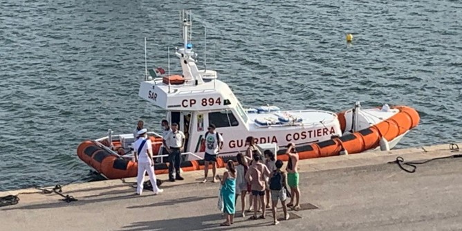 Gommone alla deriva a Olbia con 9 turisti