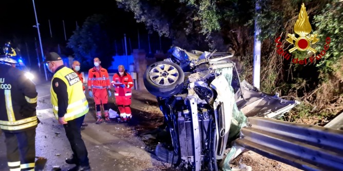 Fiat 600 si ribalta, sorelle in ospedale