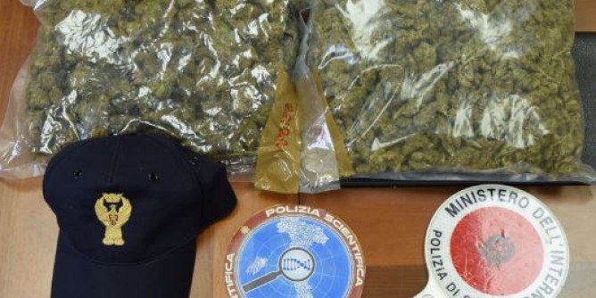 Sassari: due chili di marijuana in casa