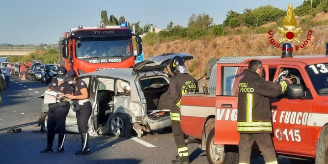 Polo sbanda sulla Sassari Alghero: 5 feriti