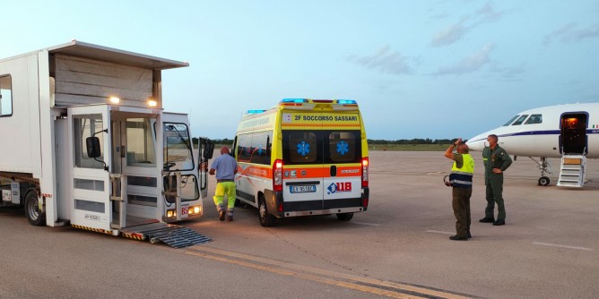 Neonato in pericolo, volo Alghero-Genova