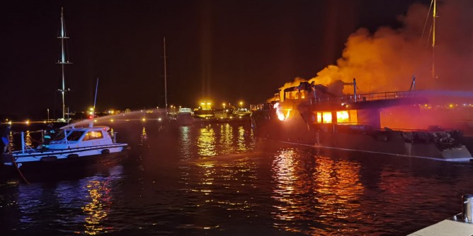 A fuoco yacht nel porto di Olbia