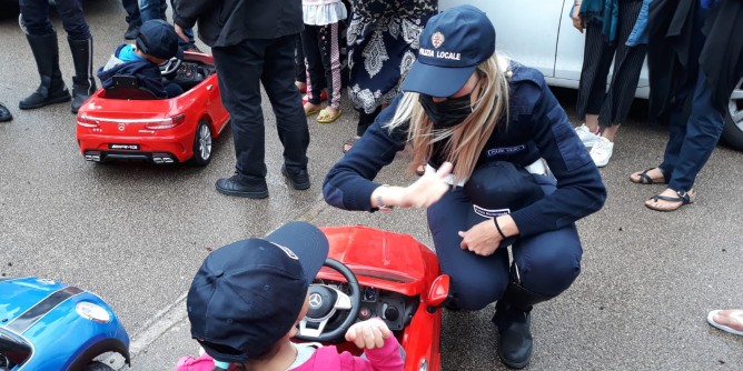 Vigili e Babbo Natale: doni per i bimbi sassaresi