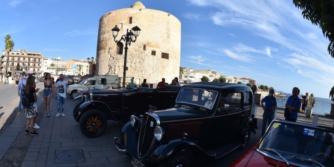 Ottanta auto depoca sfilano tra Alghero e Bosa 