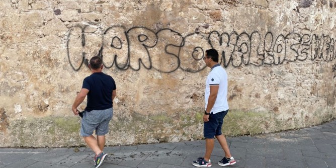 Sfregio alla torre: gesto indegno