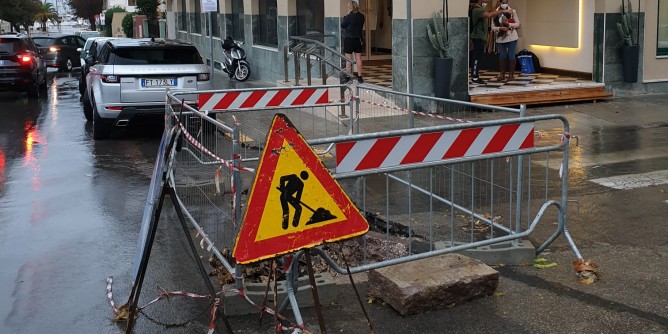 Pioggia, sprofonda la strada in via Catalogna