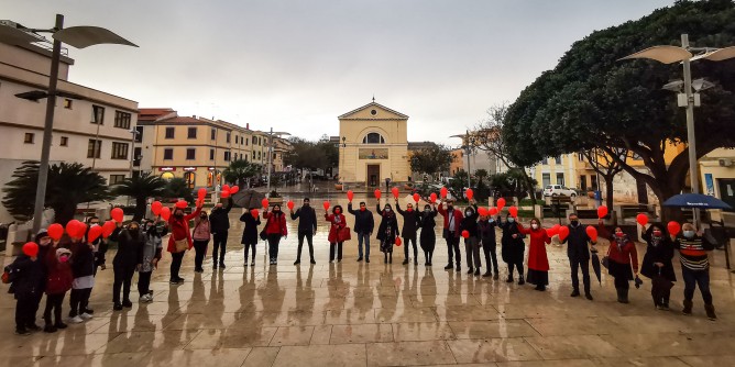 Catena umana per le donne a Sennori 