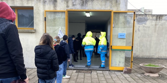 Centinaia di studenti in fila per il <i>test</i> Covid