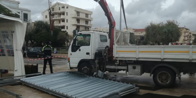 Gancio spezzato, operaio colpito in testa 