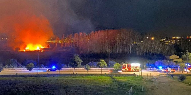 Canneto in fiamme nella notte a Olbia