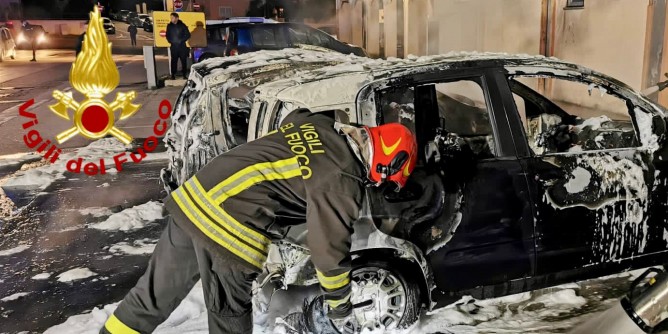 Attentato a Olbia: auto a fuoco nella notte