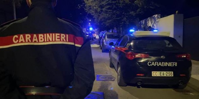 Punta il coltello ad assistente sociale: arrestata a Mores