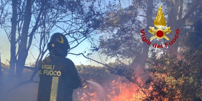 Agro Ittiri in fiamme, canadair su Alghero