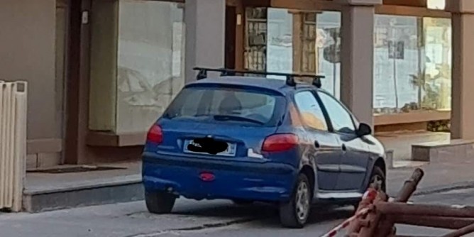 Alghero: Auto abbandonata sul marciapiede