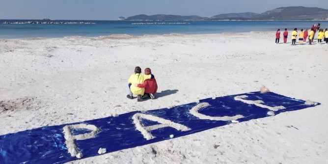 La <i>Pace</i> sulla spiaggia di Alghero