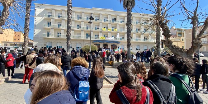 In piazza sventola solo la <i>bandiera</i> della Pace