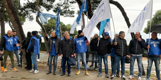 Agenti penitenziari in piazza a Cagliari