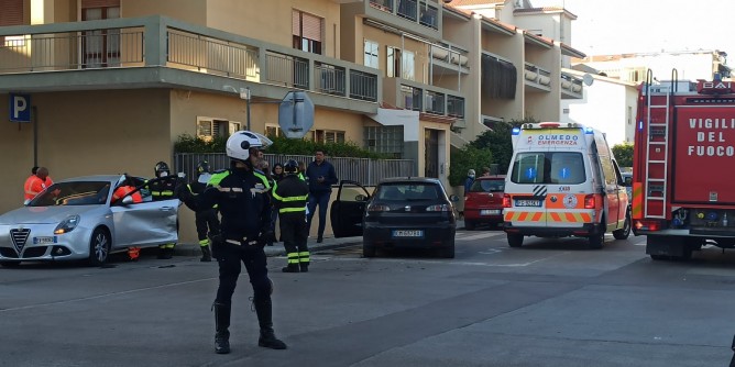 Alghero: <i>Brucia</i> lo stop e impatta unauto