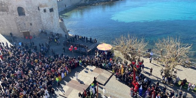 Una folla saluta l<i>Incontro</i> ad Alghero