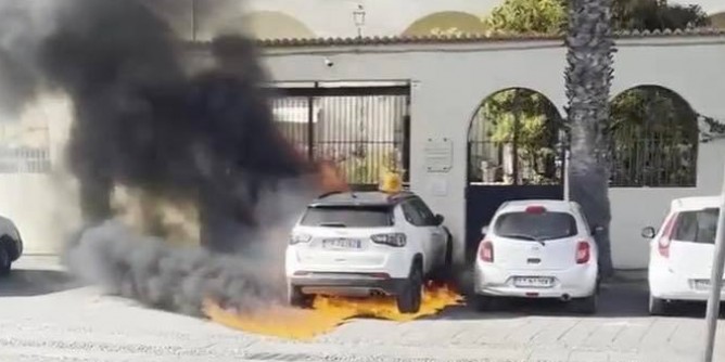 Auto in fiamme, atto vigliacco