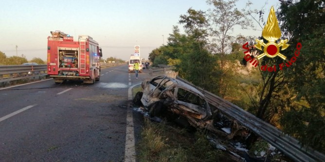 Auto in fiamme sulla Statale <i>130</i>