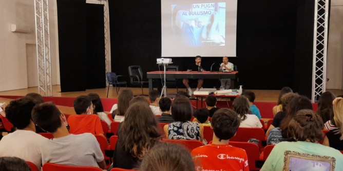 Bullismo, Tore Erittu con gli studenti algheresi 