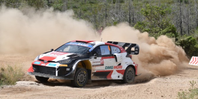 Toyota passa in testa al Rally Italia Sardegna con Lappi