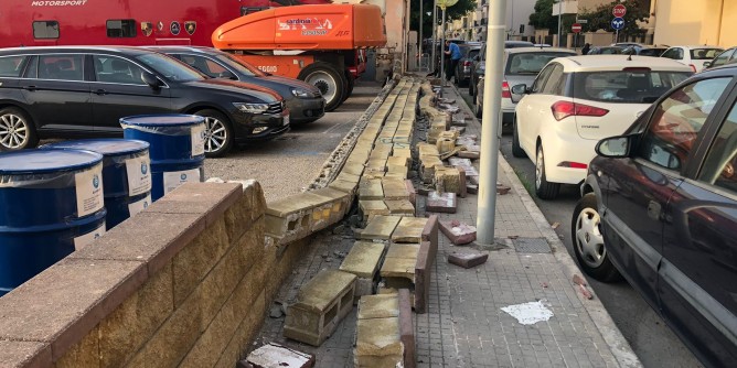 Crolla il muretto nel Piazzale della Pace